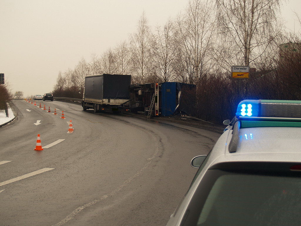 LKW Anhaenger umgekippt Koeln Niehl Geestemuenderstr Industriestr P01.JPG